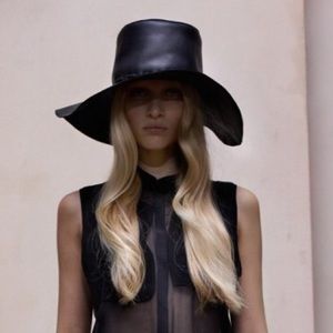 ACNE STUDIOS ‘Look’ leather hat 👉🏼 RARE 👈🏼